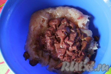 Куриный фарш смешать с мелко рубленной печенью.
