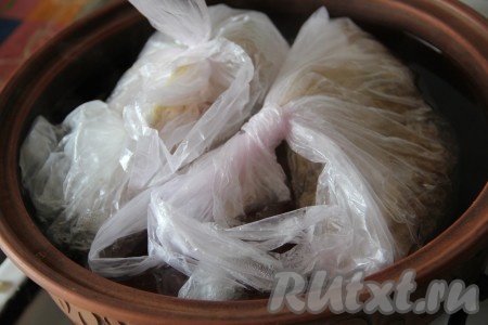 Каждую часть переложить в пакет, сформировать колбаски и завязать пакет. Далее каждый пакет поместить ещё в один пакет и хорошо завязать. Опустить наши куриные рулеты в холодную воду и варить 40 минут с одной стороны, затем перевернуть и варить 40 минут с другой стороны.
