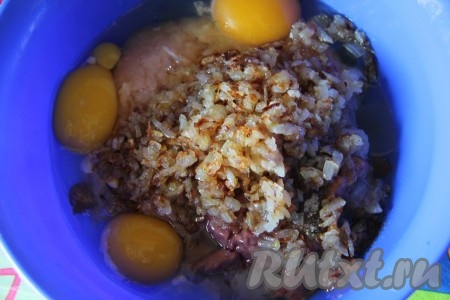 Лук мелко порезать и обжарить на растительном масле до золотистого цвета. Соединить яйца, обжаренный лук, соль, перец. Если есть желание, можно добавить разные специи.
