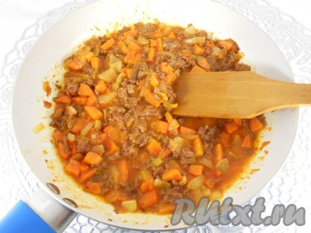 Размять мясо вилкой, перемешать с овощами и обжаривать все вместе около 4-5 минут.