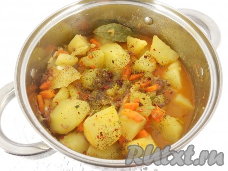 Также добавить специи, перец и, если потребуется, досолить блюдо. Тушить жаркое на минимальном огне еще минут 7.
