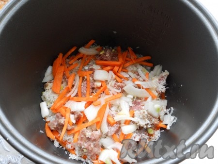 Далее всыпать половину промытого риса, половину тушенки, немного размятой вилкой. Снова всыпать оставшийся рис, тушенку, оставшиеся лук и морковь. Проще говоря, выкладывайте слоями: овощи, рис, тушенка, а в каком порядке - не принципиально.
