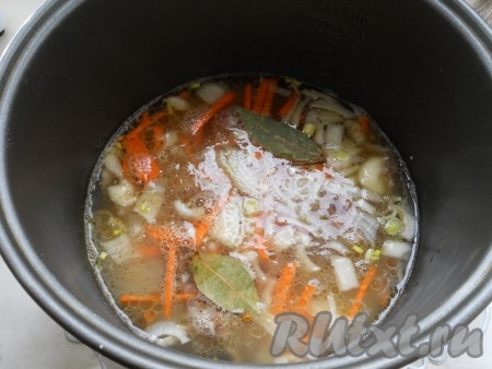 Посолить, добавить специи и приправы, лавровый лист. Влить горячую воду.