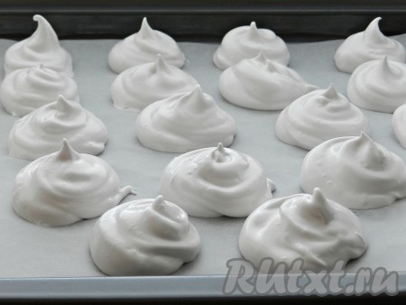 Духовку разогреть до 130 градусов. Взбитую массу ложкой или специальным шприцем выложить на противень, застеленный пекарской бумагой, и поставить в духовку на 1 час. Если в духовке имеется режим конвекции, рекомендую его включить. По истечение времени духовку выключить, но не открывать и безе не доставать, а оставить в духовке на 30-60 минут. Затем вынуть пирожные из духовки, переложить на решётку и дать остыть.