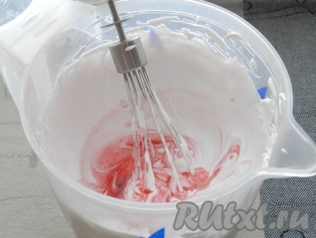 В конце взбивания добавить лимонный сок и, по желанию, сок малины, взбить миксером. У меня сок малины не окрасил безе в розовый цвет, как я хотела, но придал ему в дальнейшем приятный вкус. Для окрашивания можно использовать пищевые красители.