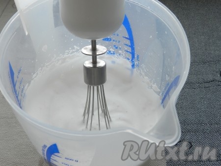 Перелить аквафабу в удобную для взбивания сухую ёмкость. Начать взбивать жидкость при помощи миксера. Довольно быстро жидкость взобьётся до устойчивой пены.