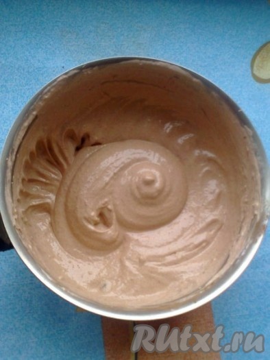 &nbsp;Всыпаем натёртый шоколад в белковую массу. Вымешиваем массу ложкой или силиконовой лопаткой. Еще немного взбиваем миксером.