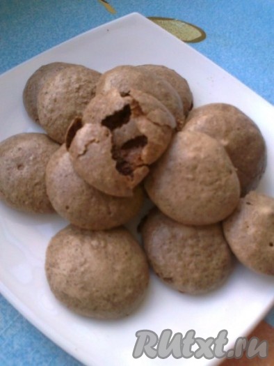 Белково-шоколадное печенье получается очень вкусным: тонкая&nbsp; хрустящая корочка, а под ней мягкая и тающая шоколадная сердцевина.