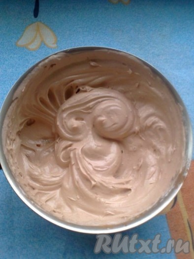 добавляем столовую ложку какао-порошка. Вмешиваем какао-порошок в белки, продолжая взбивать массу миксером.
