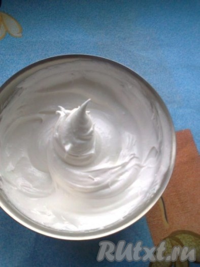 постепенно всыпаем весь сахар, не прекращая взбивания. Взбиваем до устойчивых крепких пиков,
