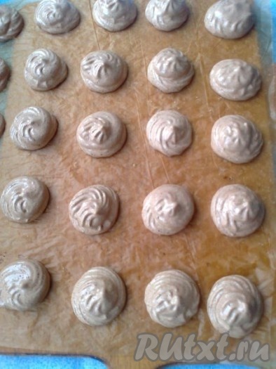 Противень необходимо выстелить пергаментом для выпечки. Можно смазать пергамент маслом. С помощью кондитерского мешка с круглой насадкой выкладываем белково-шоколадную массу кружочками диаметром 3-5 см (можно воспользоваться чайной ложкой), оставляя расстояние между ними.
