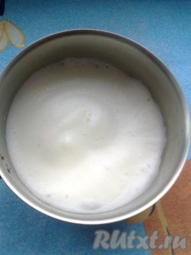 Отделяем белки от желтков,  белки кладем в чистую сухую посуду для взбивания. Начинаем взбивать белки миксером до мягкой пены,