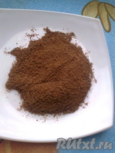 Натираем на мелкой тёрке&nbsp; шоколад и ставим в холодильник, чтобы не растаял.
