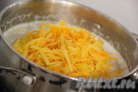 Мякоть тыквы натереть на крупной или мелкой тёрке. Если хотите скрыть тыкву в каше, тогда лучше использовать мелкую тёрочку. Добавить натёртую тыкву, соль и сахар в пшеничную кашу. Всё хорошо перемешать, убавить огонь. Закрыть кастрюлю крышкой и варить кашу на медленном огне, периодически помешивая, примерно 15 минут (до готовности). 
