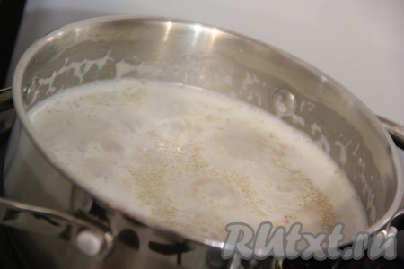 В кастрюлю влить воду и молоко. Поставить кастрюлю на огонь и довести молочную смесь до кипения. Затем всыпать пшеничную крупу, хорошо перемешать и варить на среднем огне в течение 15 минут. Я прикрываю кастрюлю крышкой, но наблюдаю, чтобы каша не убежала.
