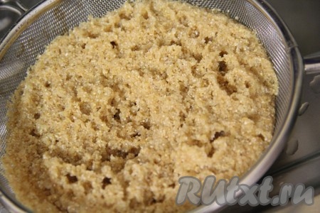 Крупу хорошо промыть. Я высыпаю крупу в сито и хорошенечко промываю её под проточной водой. 