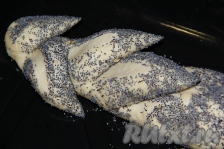 Затем острыми ножницами сделать на тесте глубокие надрезы и раскрыть получившиеся лепестки теста в разные стороны.