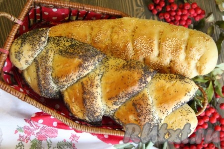 Достать батоны из духовки и остудить на решётке. Аппетитные домашние батоны, замешанные на сыворотке, отлично подходят для приготовления бутербродов. Я предпочитаю на кусочки такого батона намазывать сливочное масло или варенье.