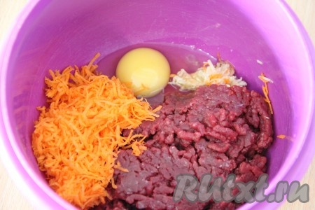 Морковь почистить и натереть на мелкой тёрке. Чеснок почистить и пропустить через пресс. В глубокой миске соединить фарш из говядины, морковь и чеснок, добавить соль и яйцо, тщательно вымесить, чтобы масса получилась однородной.