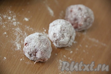 Из фарша сформировать фрикадельки размером с большой грецкий орех. Слегка обвалять фрикадельки в муке.