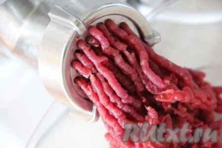 Мякоть говядины пропустить через мясорубку.