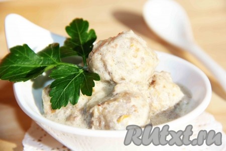 Нежнейшие фрикадельки из говядины подать к столу с гарниром на ваш выбор, поливая сметанным соусом.&nbsp;