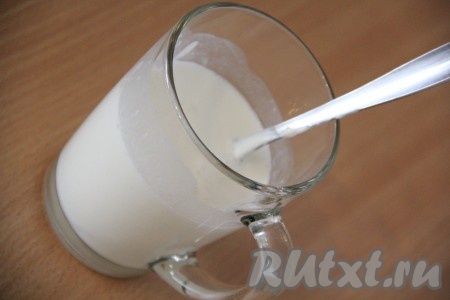 Сметану соединить с водой комнатной температуры, добавить соль, перемешать получившийся сметанный соус. Если хотите использовать специи, тогда самое время добавить их в соус.