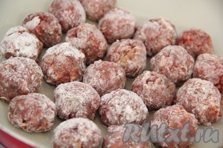 В сковороду влить небольшое количество растительного масла и поставить на огонь. В разогревшееся масло выложить фрикадельки.