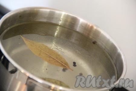 Как только смесь закипит, добавить растительное масло и уксус. Перемешать и снять маринад с огня.