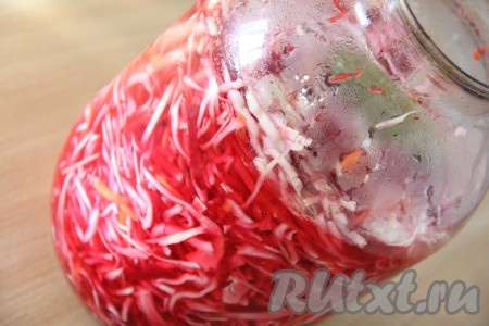 Залить овощную смесь горячим маринадом. Оставить банку с капустой при комнатной температуре до полного остывания. Затем поставить банку с капустой в холодильник на 24 часа. 