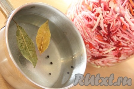 Приготовить маринад: воду влить в кастрюлю, добавить сахар, соль, лавровый лист и перец. Поставить кастрюлю на огонь и довести до кипения.