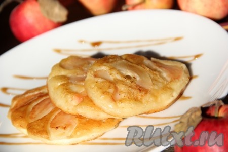 Оладьи с яблоками, замешанные на кефире без добавления яиц, получаются нежными и очень вкусными, подать к столу их горячими. Кстати, в тесто можно добавить корицу и тогда ваши оладушки с яблочным припёком станут ещё более ароматными.