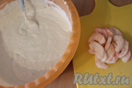 Тесто для оладий должно получиться не жидким, слегка комковатым. Яблоки почистить, удалить семена. Нарезать яблоки на тонкие ломтики.