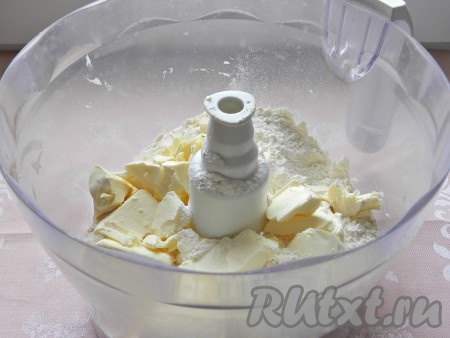 Замороженное масло нарезать на кусочки. Соединить в кухонном комбайне масло, муку, разрыхлитель, сахар и соль. Все смешать, чтобы получилась крошка. Если вы готовите тесто вручную, натрите масло на терке или порубите мелко ножом вместе с мукой и сахаром.
