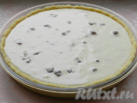 Сверху на смородину и малину вылить заливку. Поставить песочный пирог в разогретую до 170 градусов духовку на 45-50 минут. Запекать до золотистого цвета бортиков.
