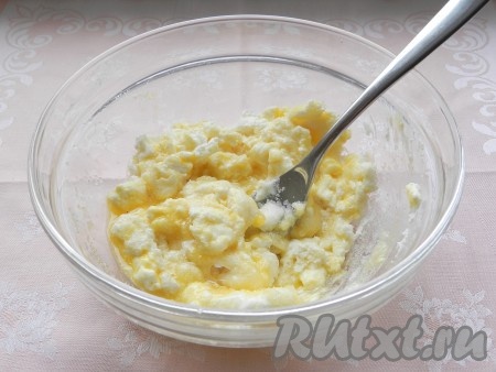 Приготовить заливку. Для этого растереть творог с яйцом, сахаром и ванильным сахаром.