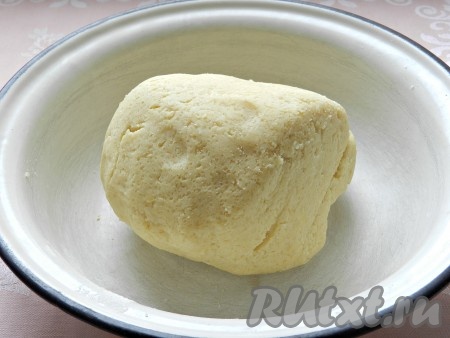 Добавить в крошку яйцо и снова перемешать, чтобы замешалось тесто и собралось в комок. Если масса будет еще сухой, можно добавить 1 столовую ложку ледяной воды. У меня тесто&nbsp;замесилось без добавления воды.
