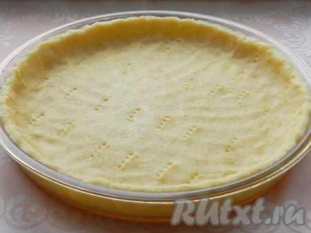 Тесто распределить по форме для выпечки (у меня форма диаметром 26 сантиметров), сделать бортики. Наколоть тесто вилкой и убрать в холодильник на 30 минут.