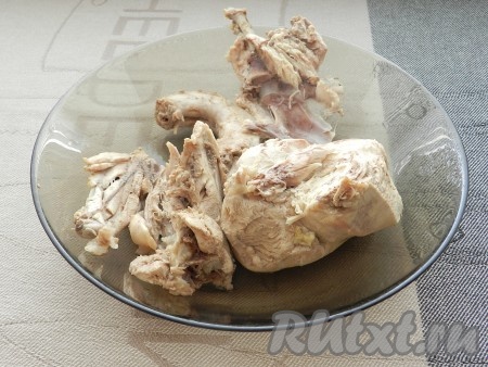 Затем вытащить мясо, разобрать, удалить кости и вернуть в кастрюлю.