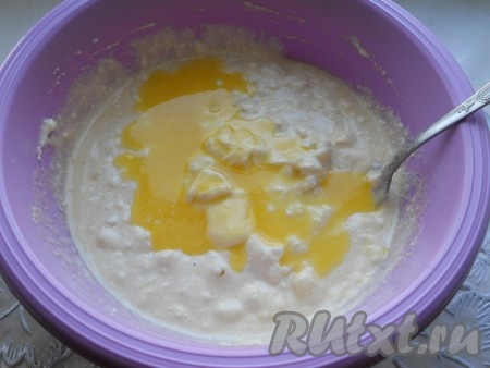Добавить творог, хорошенько вмешать его в смесь. Чтобы запеканка была нежнее, можете взбить смесь блендером. Я этого не делала, у меня любят, чтобы в готовой запеканке кусочки творога ощущались. Сюда же добавить растопленное и немного охлаждённое сливочное масло, снова хорошенько перемешать творожно-манное тесто.