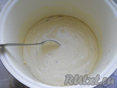 Далее, по желанию, можете добавить любые сухофрукты (я добавила изюм, предварительно промыла его, залила на 5 минут кипятком, затем обсушила на бумажном полотенце и после этого добавила в творожно-манное тесто), перемешать. Выложить тесто в смазанную сливочным маслом чашу мультиварки.