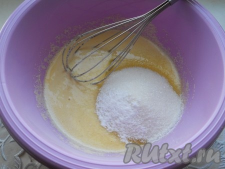 Всыпать манную крупу, перемешать и оставить на 10 минут для набухания манки. Далее всыпать сахар, добавить соль, хорошенько перемешать и оставить смесь ещё на 10 минут.