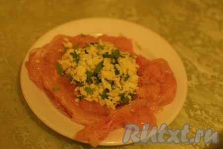 В куриное филе выкладываем сырную смесь.