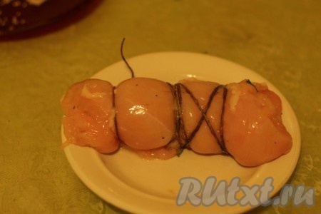 Аккуратно заворачиваем и завязываем полученный рулет шпагатом.