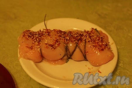 Смазать рулет специями.