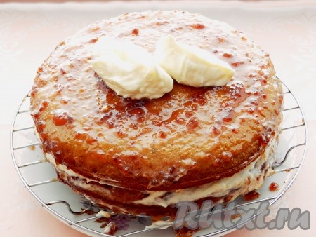 Уложить второй корж смазать его вареньем и обмазать кремом торт со всех сторон.