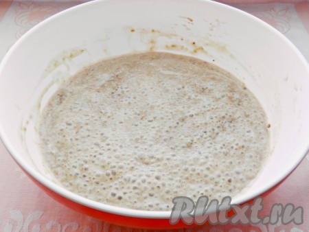 Добавить соду, перемешать и оставить на 20 минут. Смесь вспенится и увеличится в объеме.