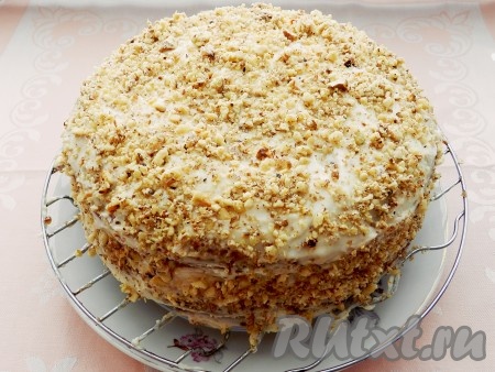 Затем присыпать измельченными орехами и оставить для пропитки на 2-3 часа в холодильнике.