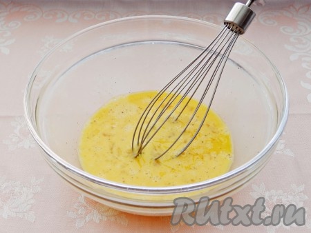 Яйца взбить с ванильным сахаром. Если используется кислое варенье, можно добавить сахар, примерно 0,5 стакана или по вкусу. Я готовила без сахара.