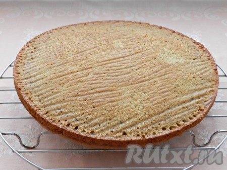 Готовый корж выложить на решетку остывать и приготовить второй корж из оставшегося теста. Коржи остудить.